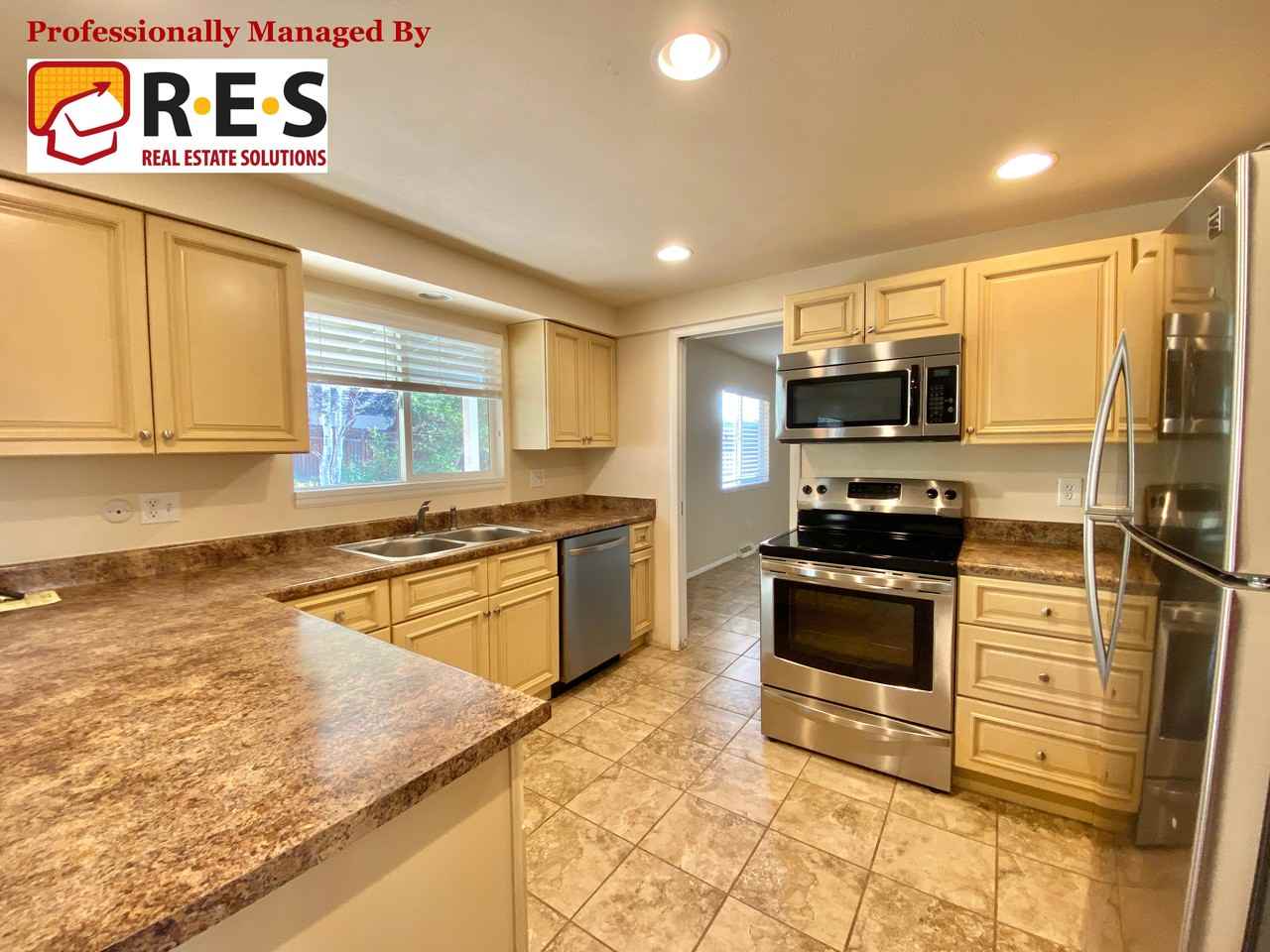 10043 W Lake Dr - Photo 2 of 14