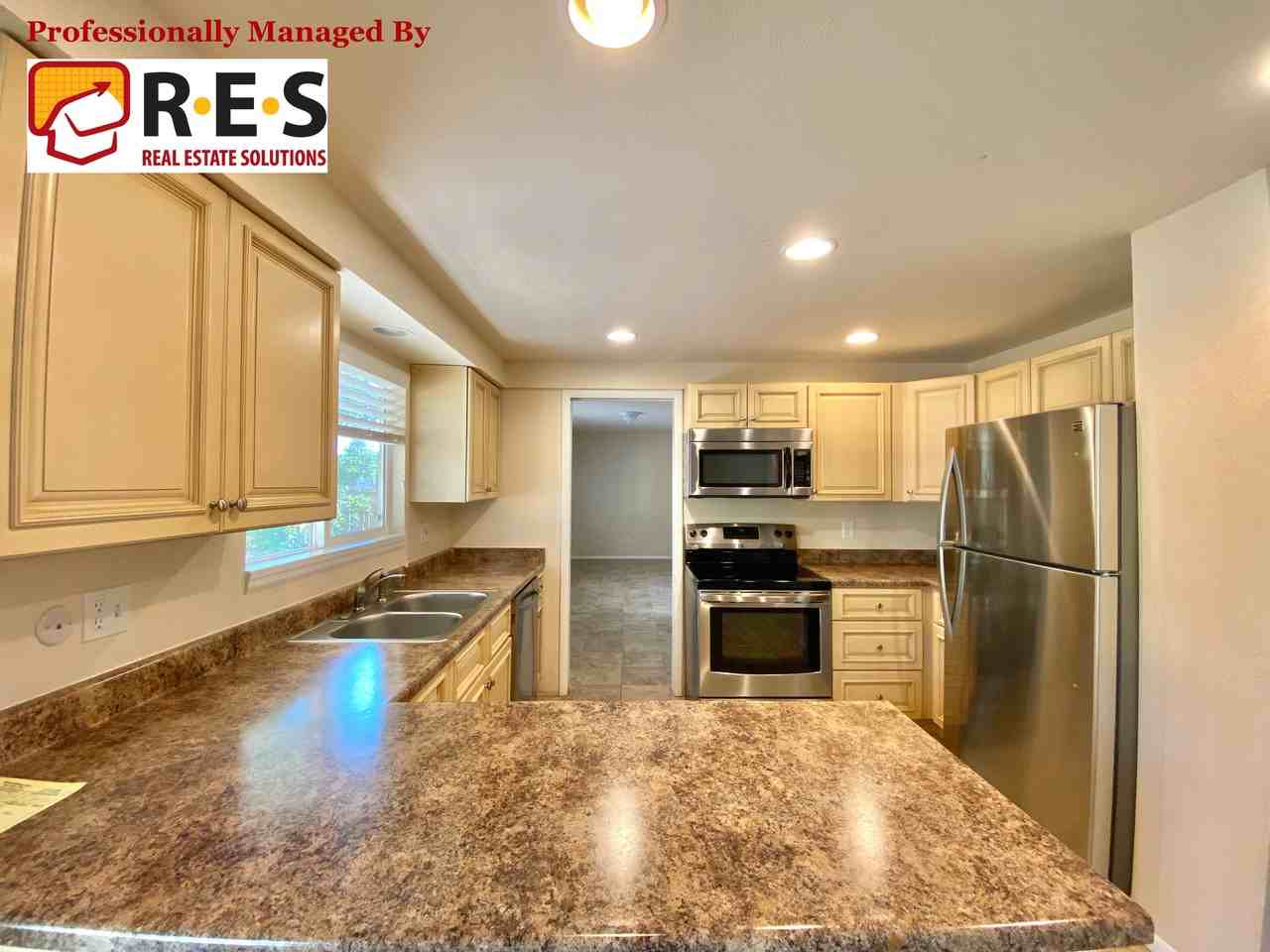 10043 W Lake Dr - Photo 3 of 14