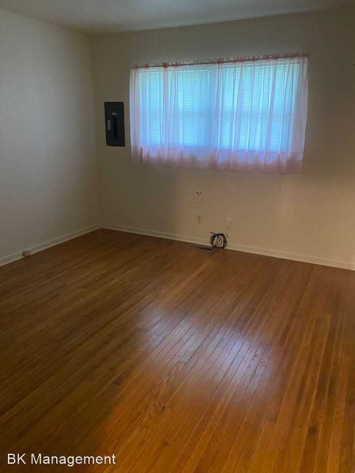 Center Lane - Photo 3 of 8