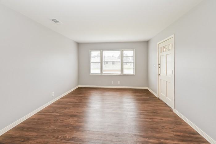 808 Sage Dr - Photo 2 of 12