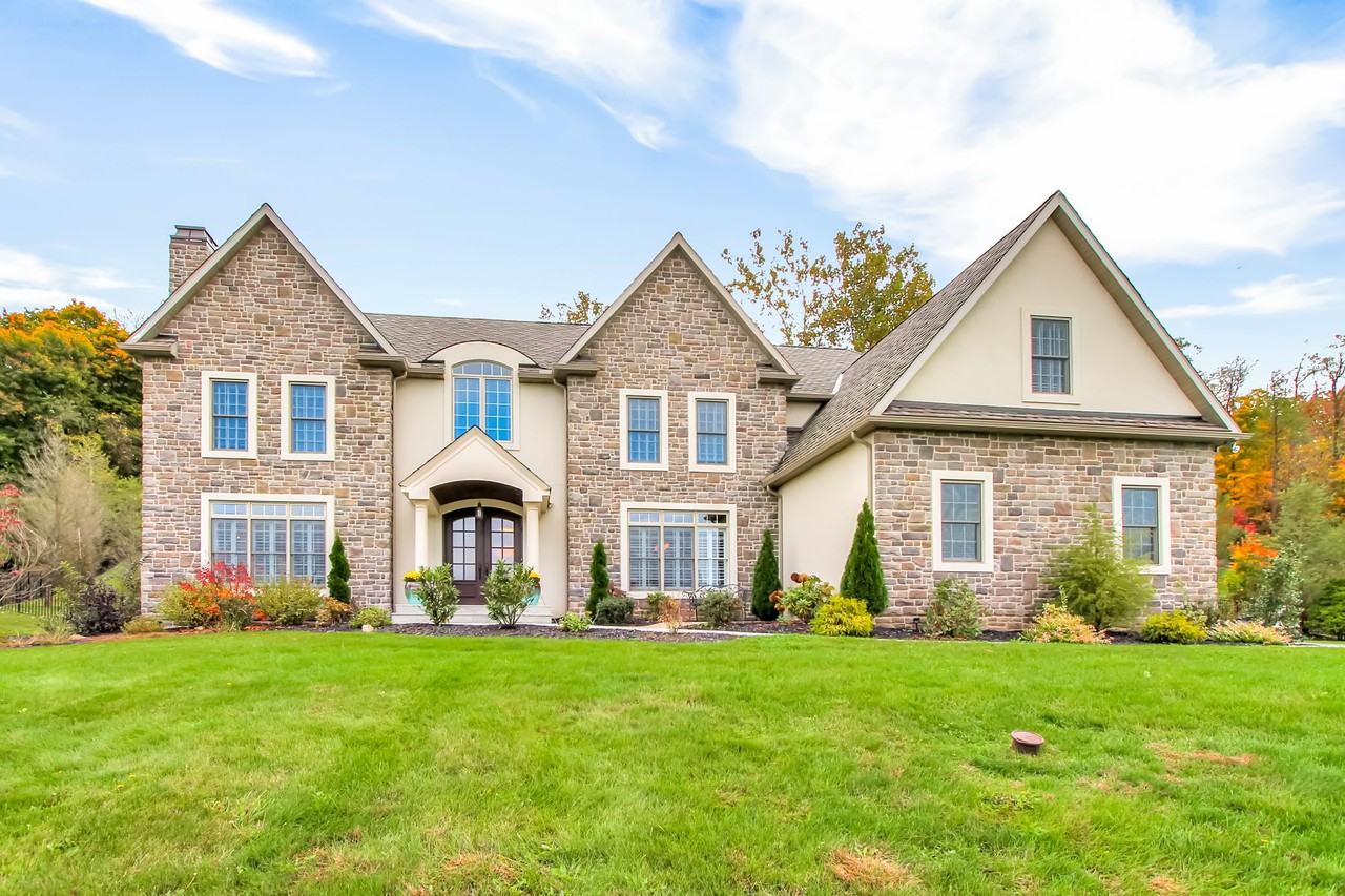 4 Woods Way - Photo 2 of 50