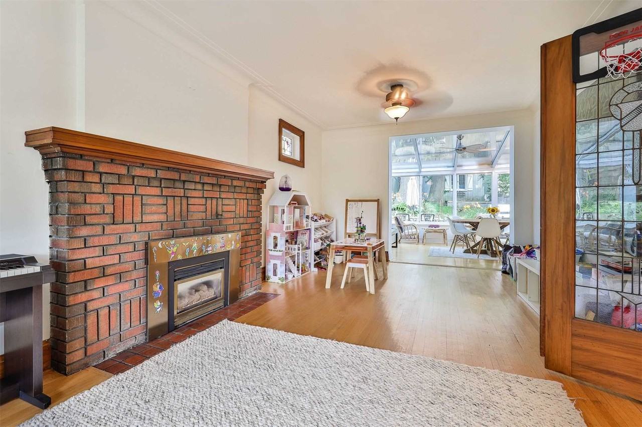 252 Glen Manor Drive West - Photo 2 of 9