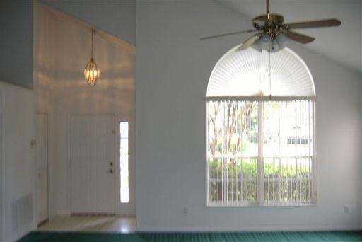 2228 Albion Ave - Photo 2 of 10