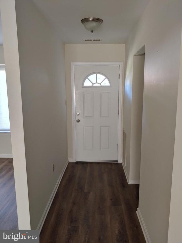 604 Edgewater Dr - Photo 3 of 16