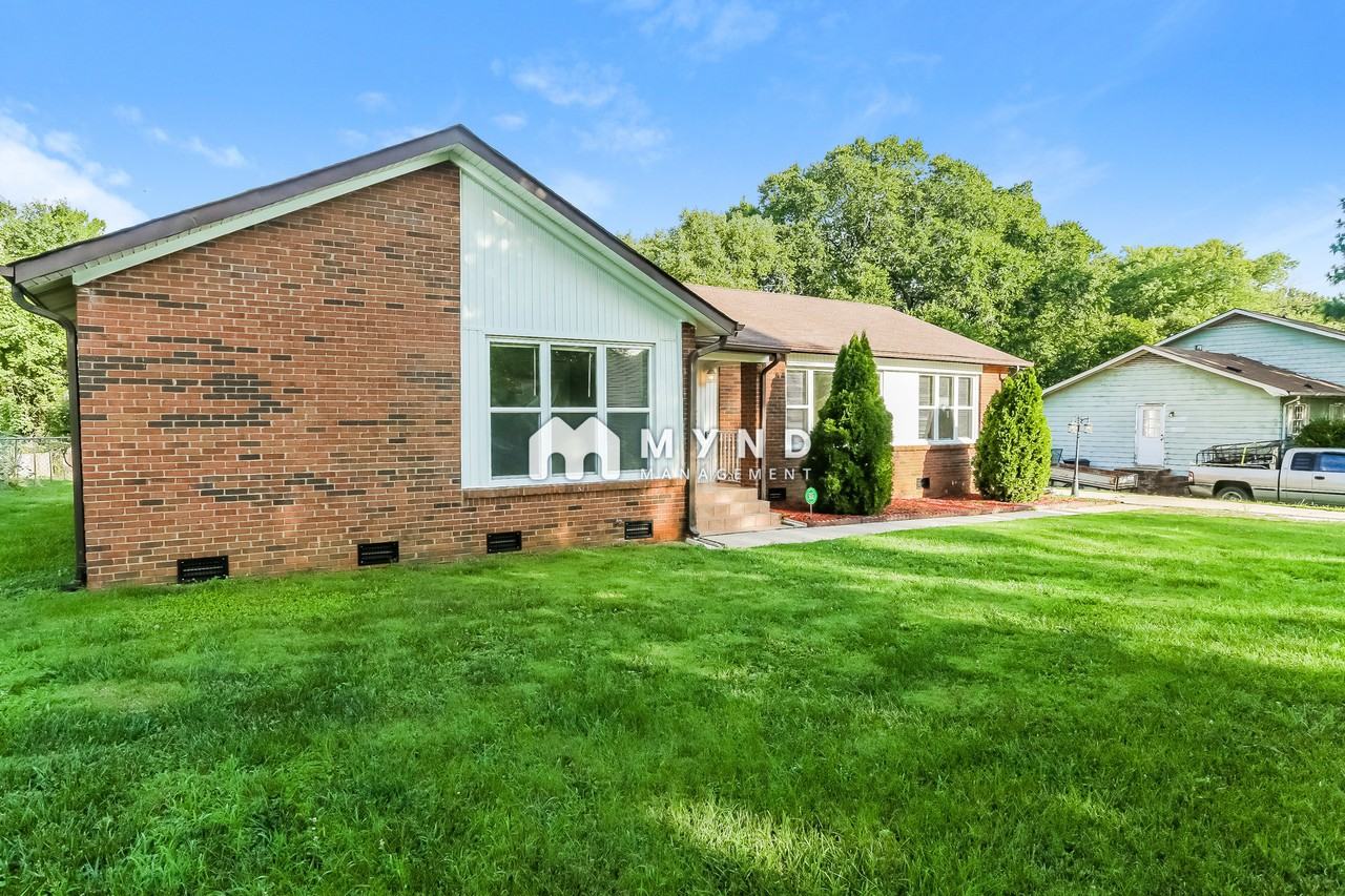 6218 Farm Pond Ln - Photo 2 of 17