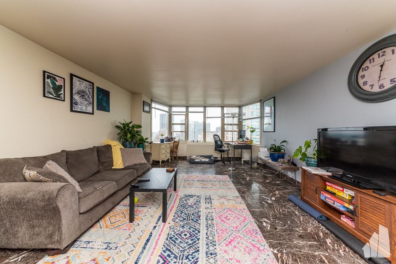 525 W Hawthorne Pl #2102