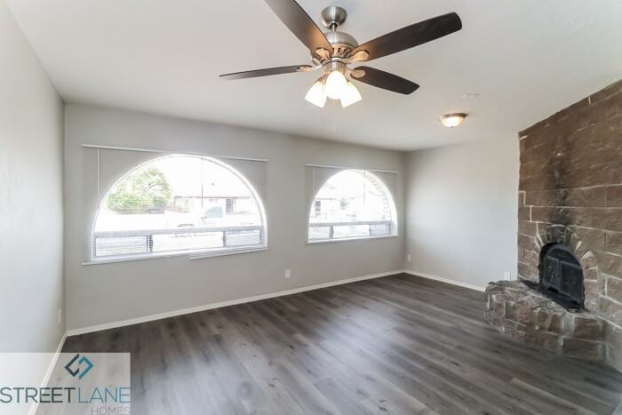 2241 W Bowker St - Photo 3 of 15