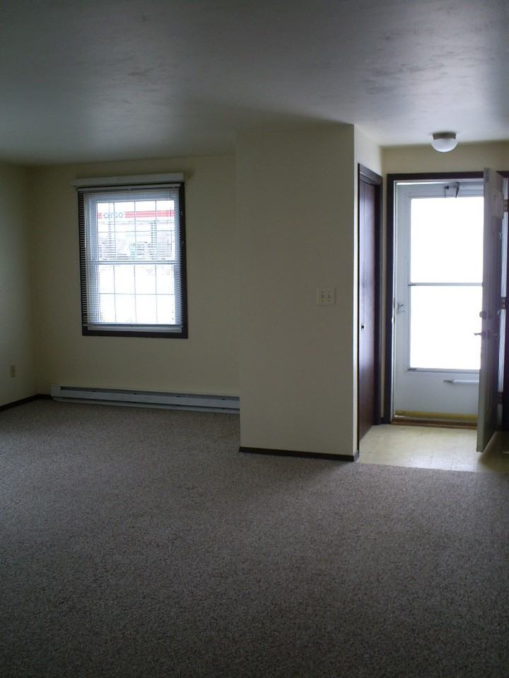 2701 Packerland Dr - Photo 2 of 13