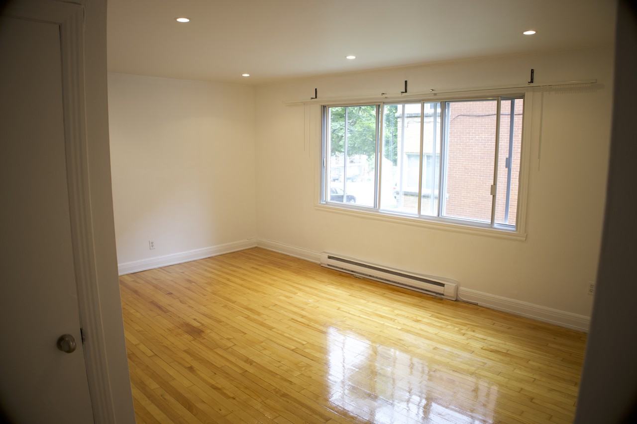 5715 Chemin Hudson #2 - Photo 2 of 9