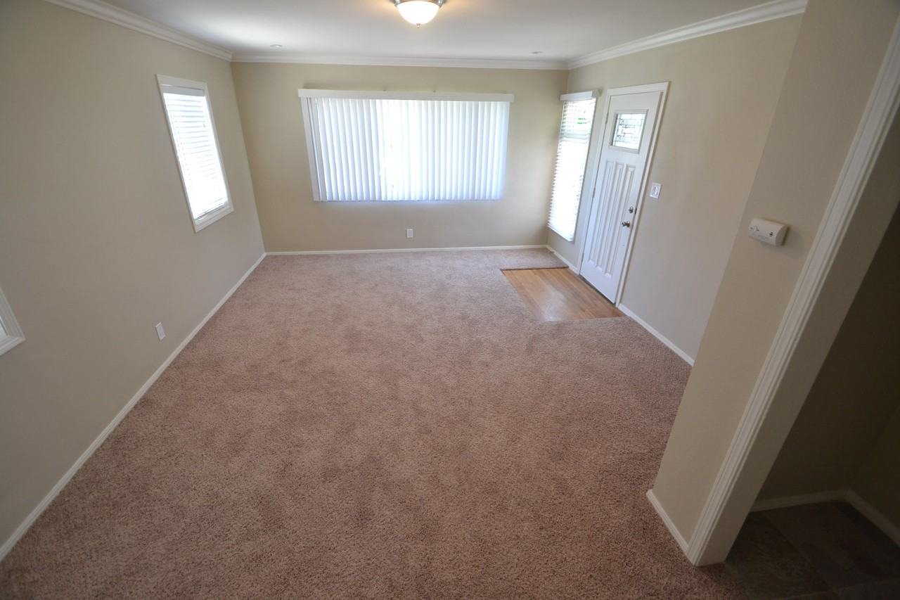 6906 White Ave - Photo 2 of 5