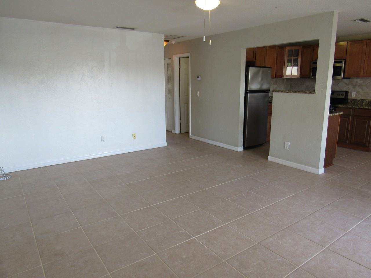 411 N Halifax Ave #302 - Photo 3 of 10
