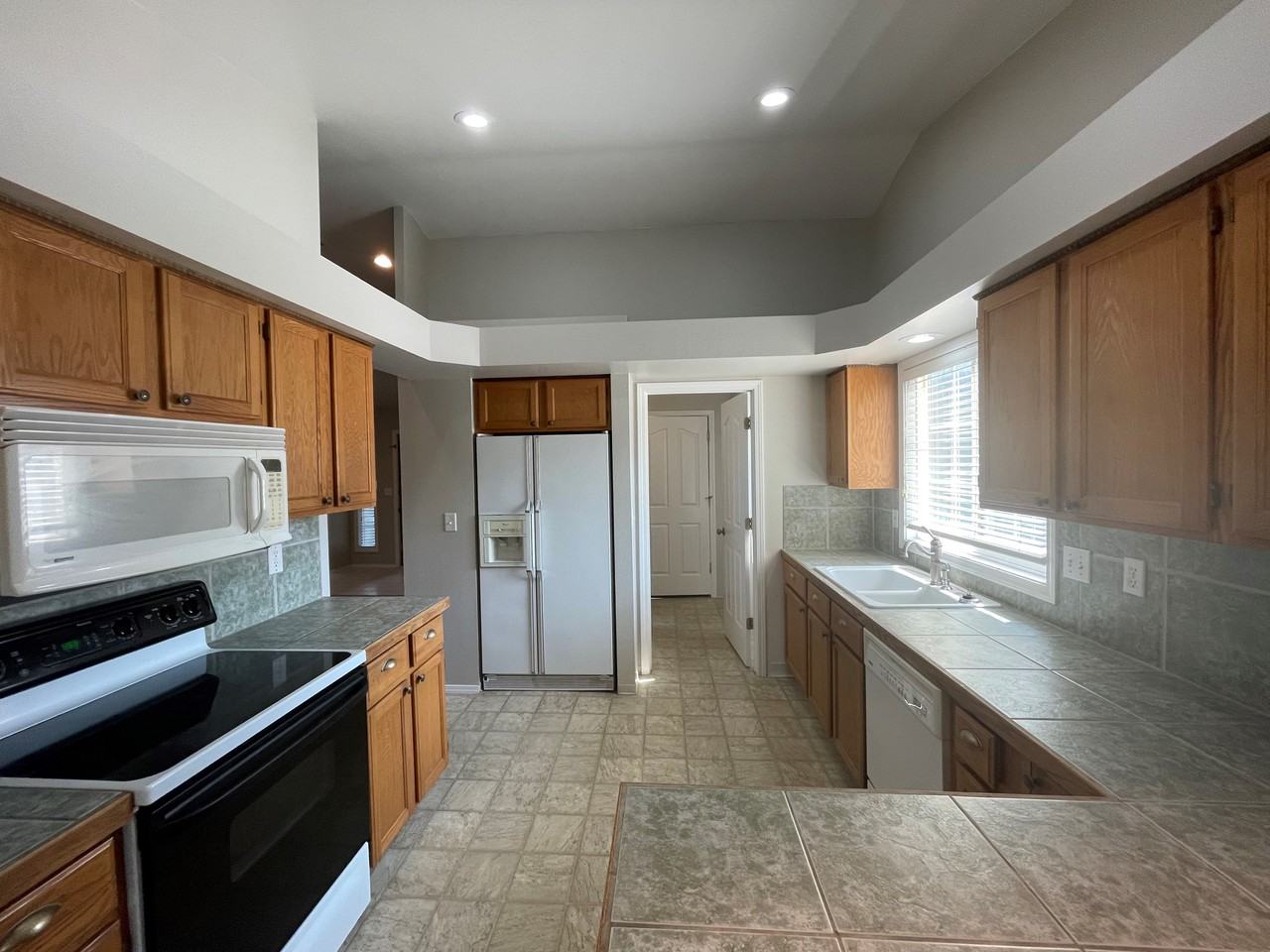 2652 W Sheryl St - Photo 6 of 25