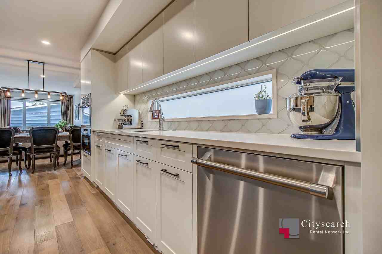 127 38a Ave Sw - Photo 3 of 22