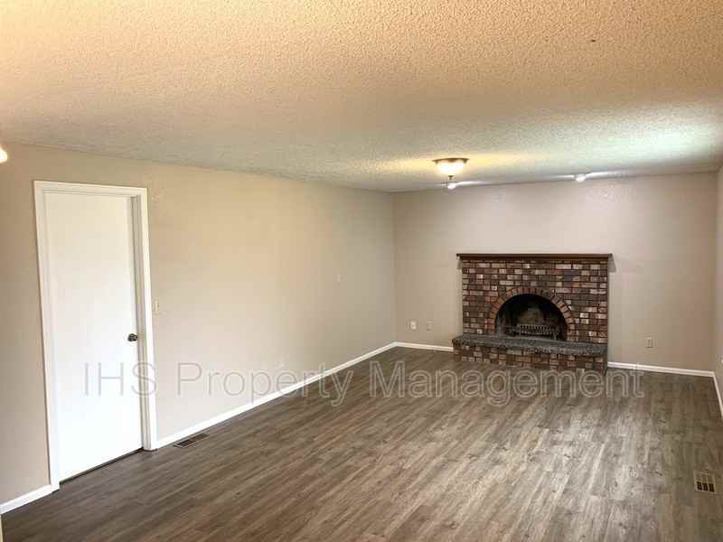 912 E Eastlake Dr - Photo 2 of 20