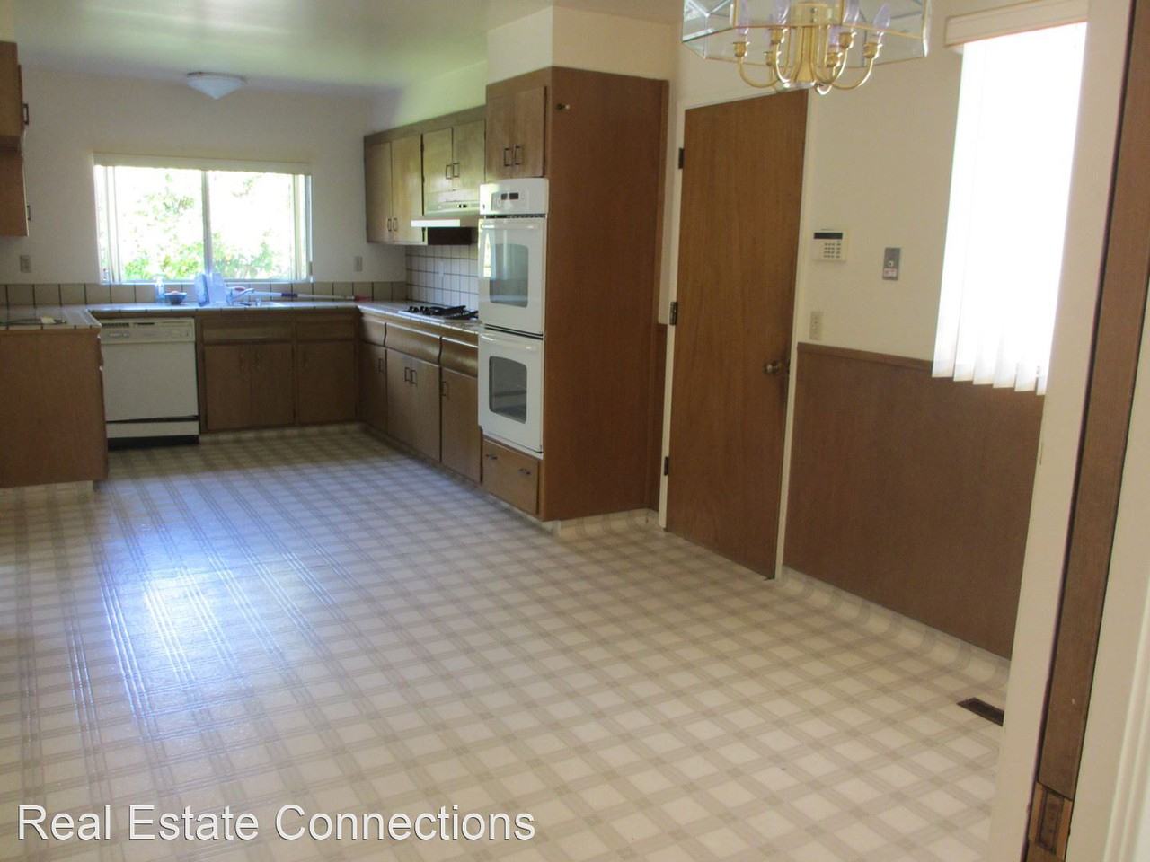 12767 Cambridge Dr - Photo 2 of 7