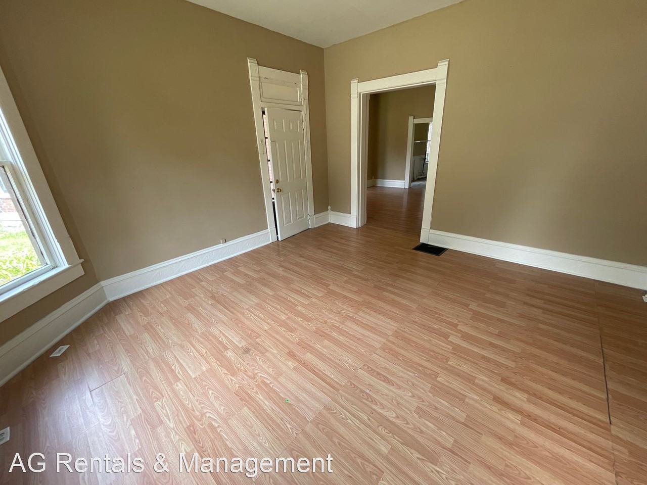 2431 Fox Ave - Photo 3 of 17