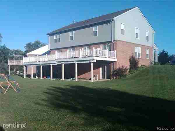 42071 Freeport Ct - Photo 2 of 4