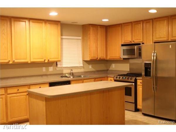 42071 Freeport Ct - Photo 3 of 4