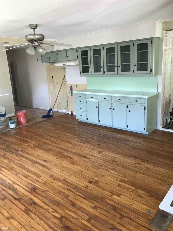 210 S Preston St - Photo 3 of 7