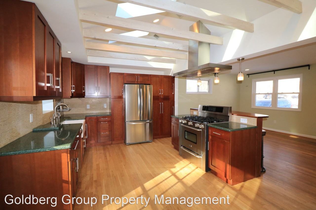 11231 Ashley Dr - Photo 3 of 32