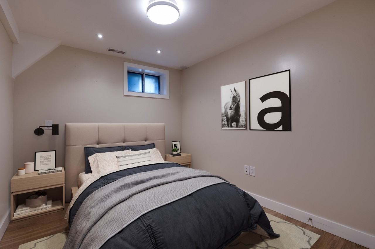1074 College Street - Photo 4