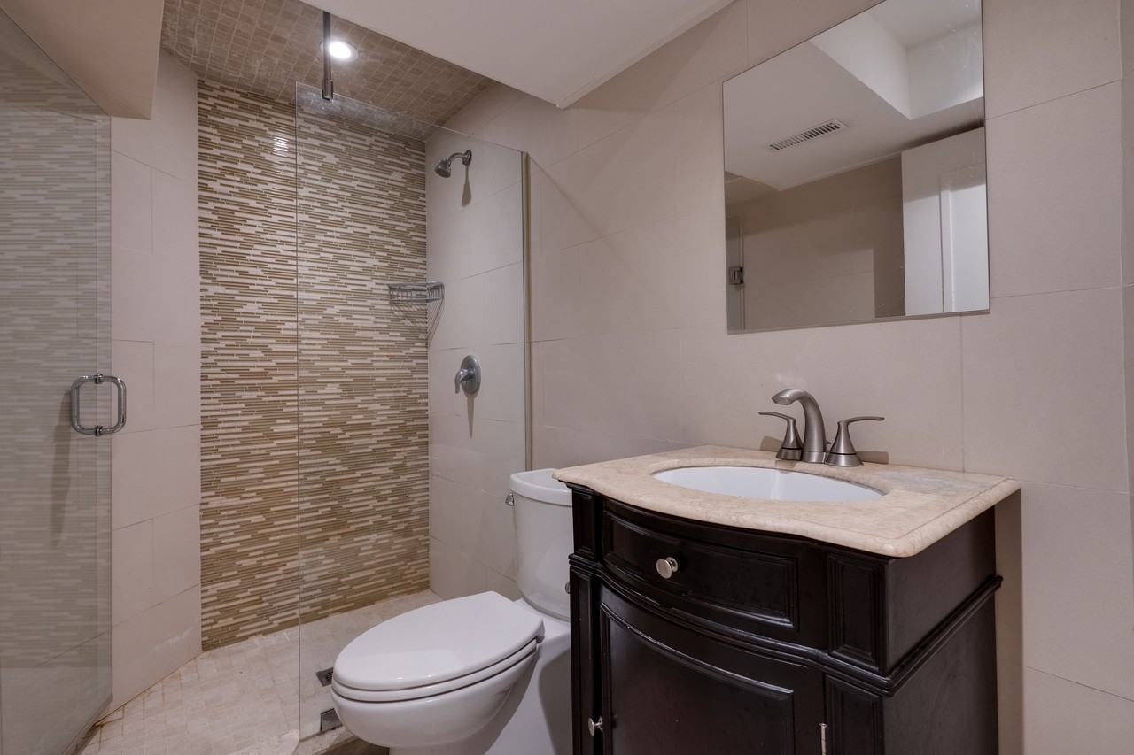 1074 College Street - Photo 5