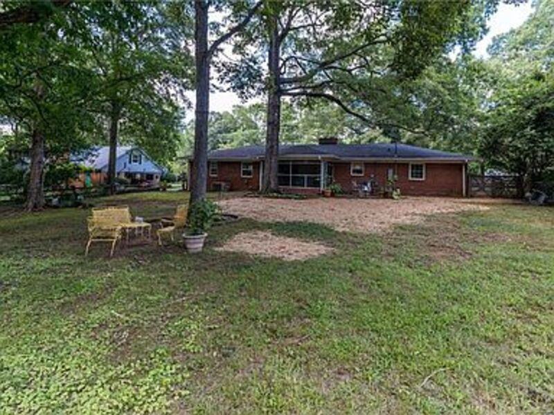 1319 Lynbrook Dr - Photo 3 of 21