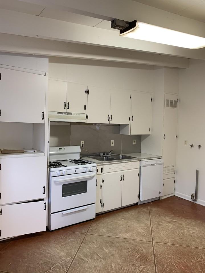 2115 E 18th St #1 - Photo 4 of 7