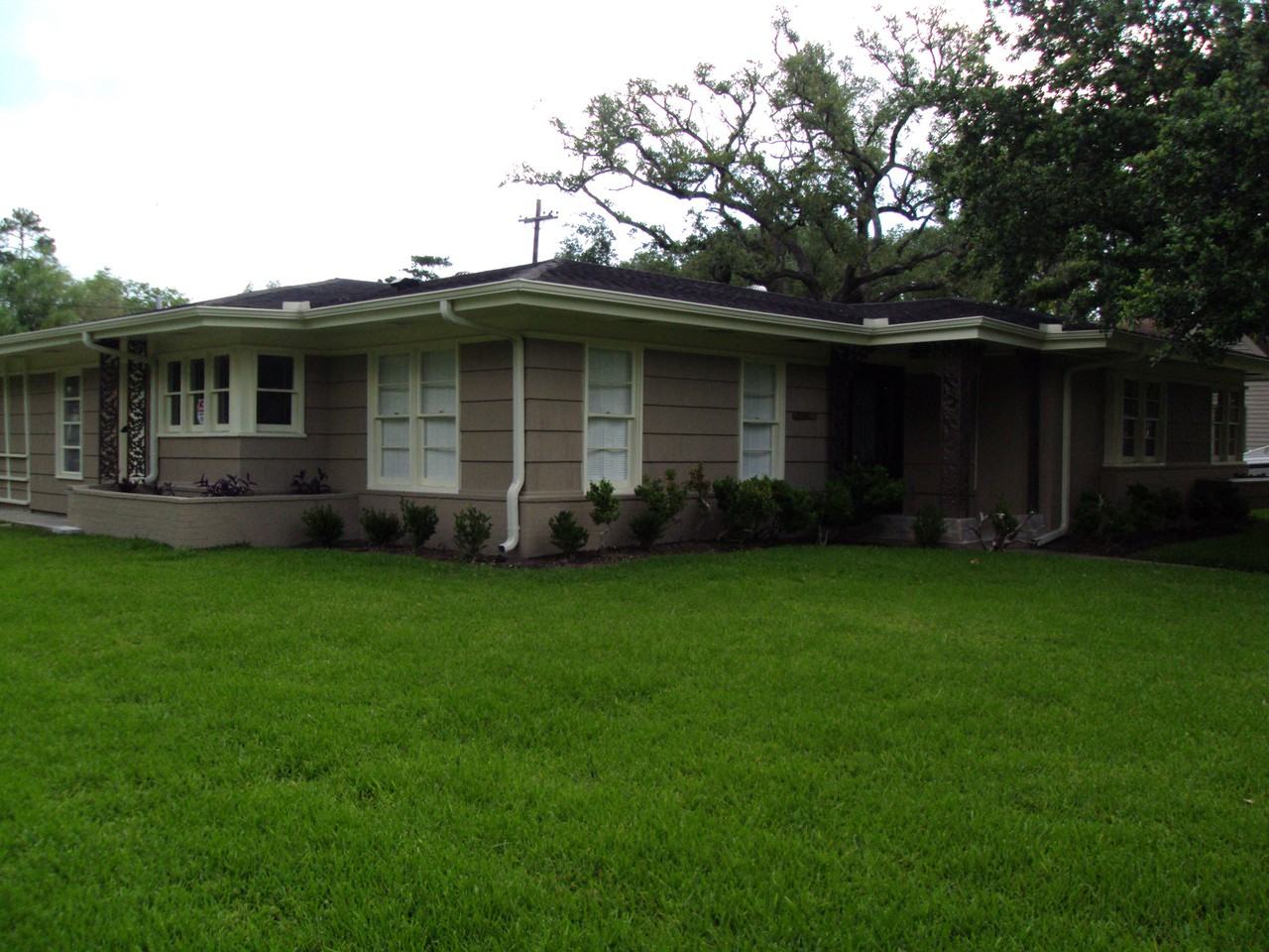 2490 Harrison St - Photo 3 of 33