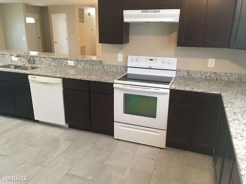 813 Hiawatha Dr - Photo 3 of 8