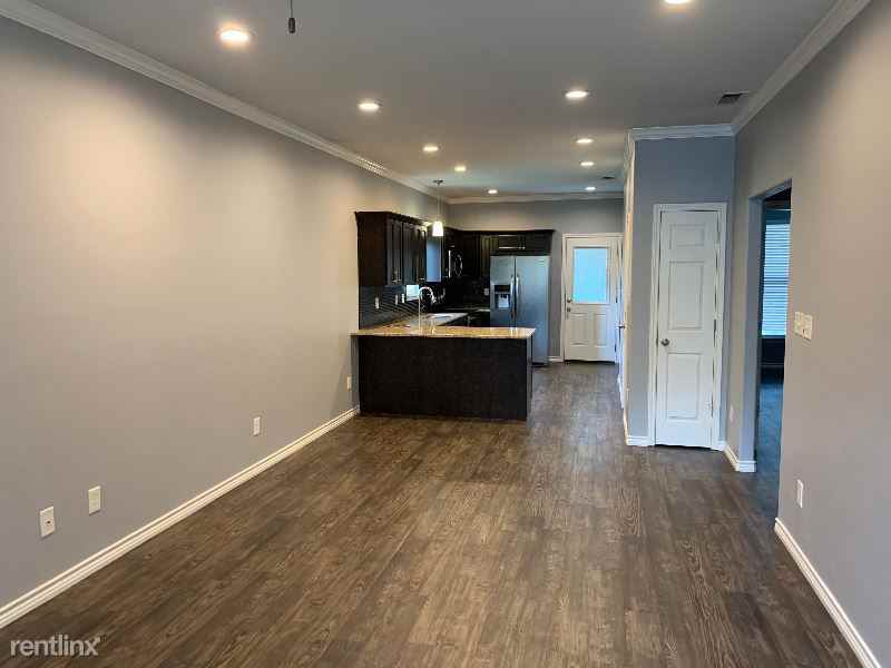 1661 Cal Young Rd - Photo 3 of 12