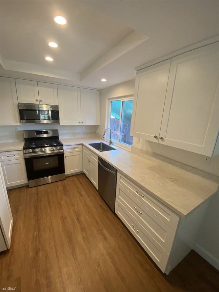 8814 Ridgeton Ct - Photo 3 of 10