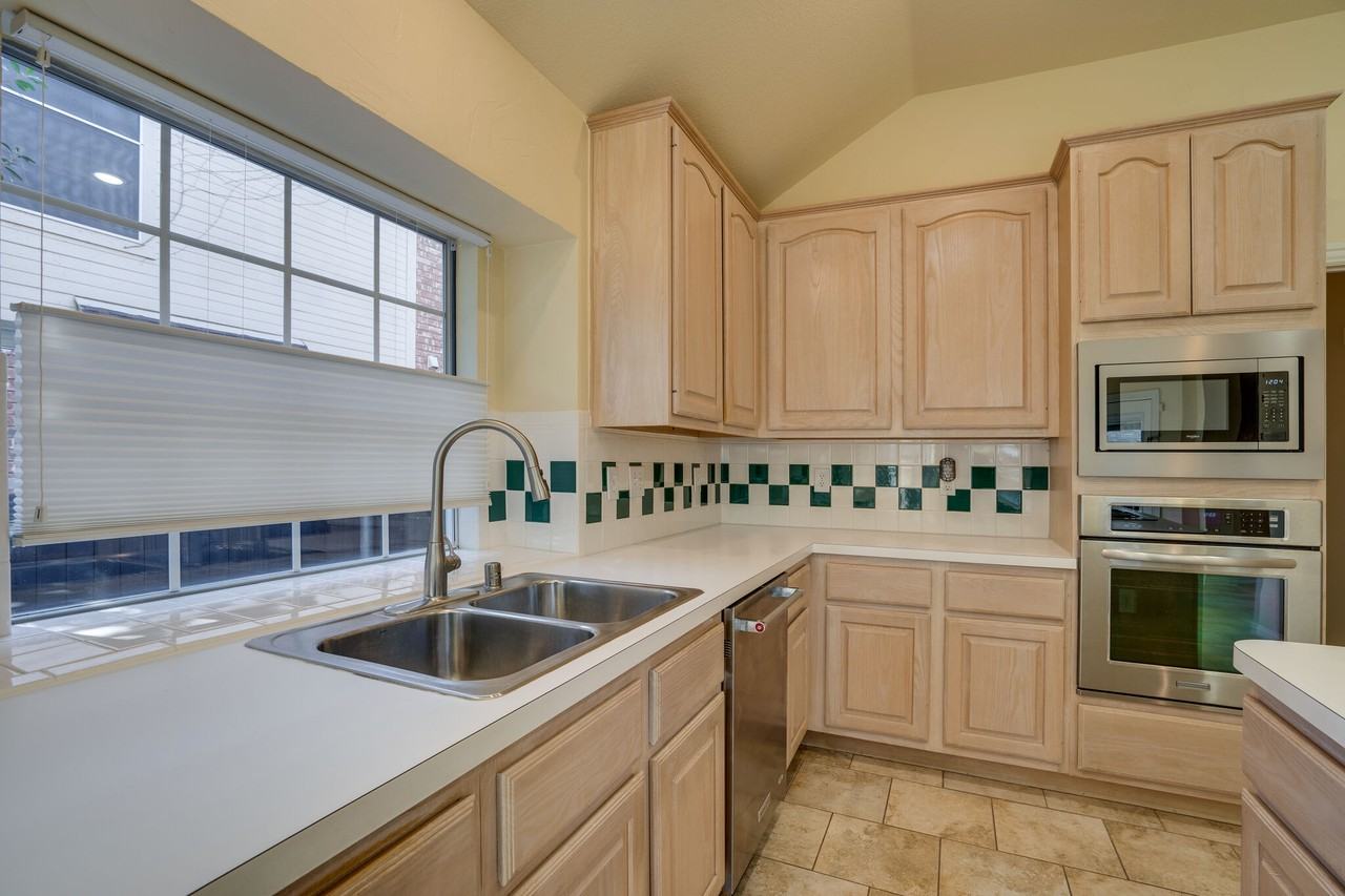 2724 Lakehollow Ln - Photo 4 of 31