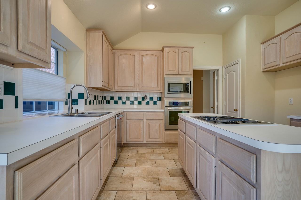 2724 Lakehollow Ln - Photo 5 of 31