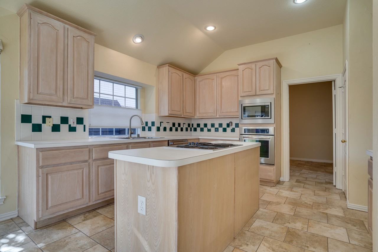 2724 Lakehollow Ln - Photo 6 of 31