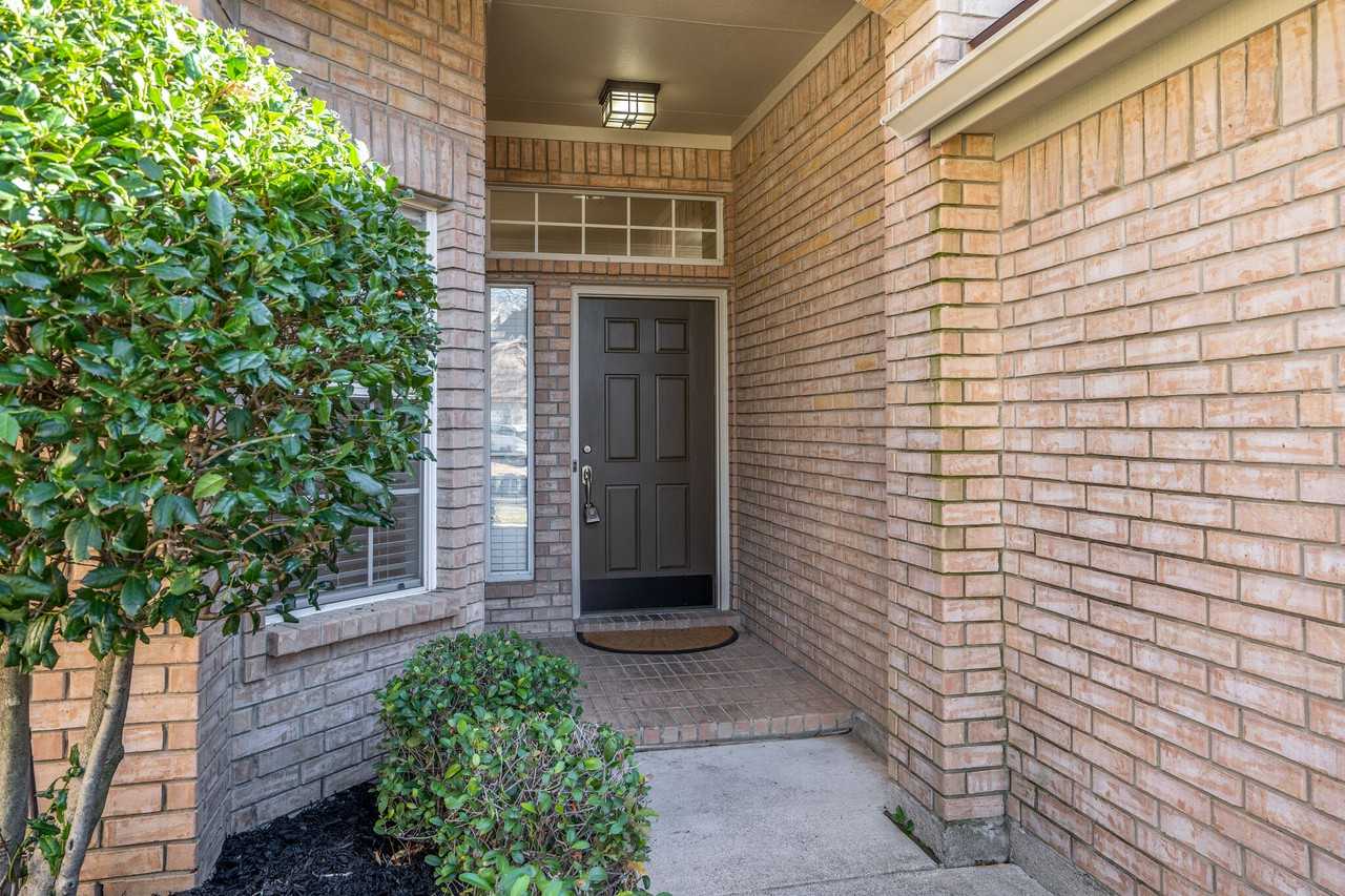 2724 Lakehollow Ln - Photo 3 of 31