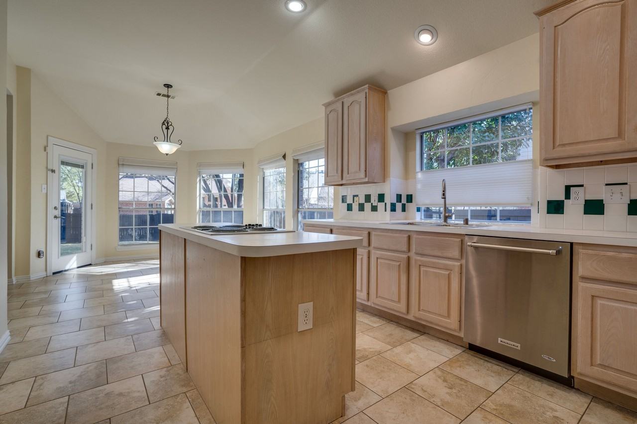 2724 Lakehollow Ln - Photo 7 of 31