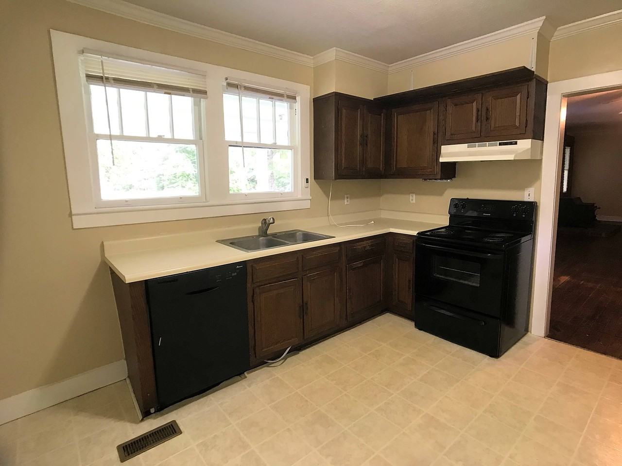 1534 Midland Rd - Photo 3 of 10