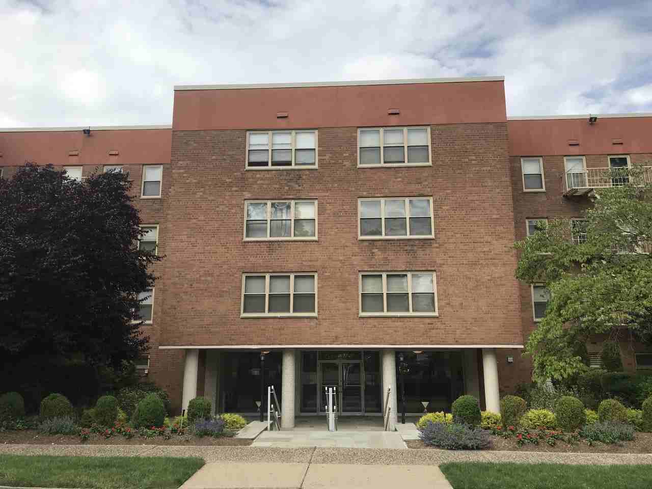 Linden House Apartments - Photo 2 of 4