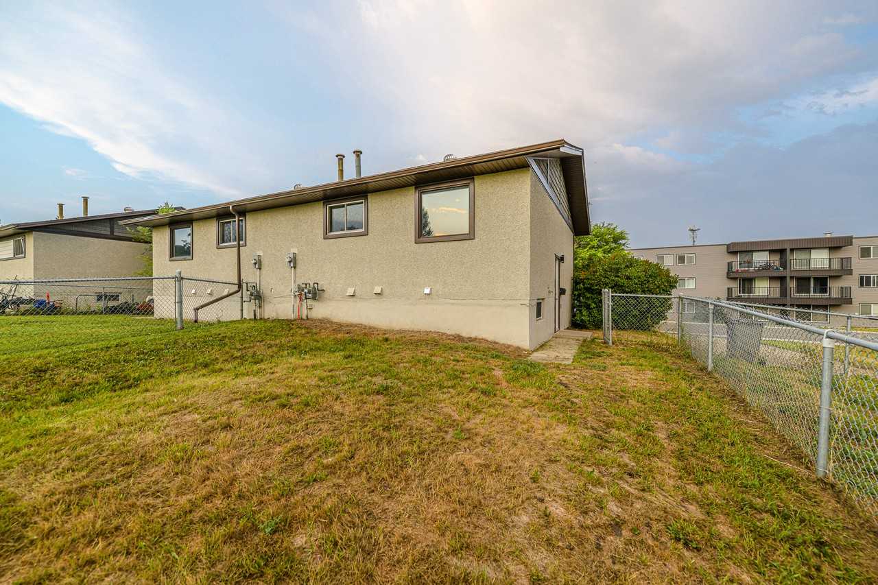 10806A 93 St - Photo 3 of 20