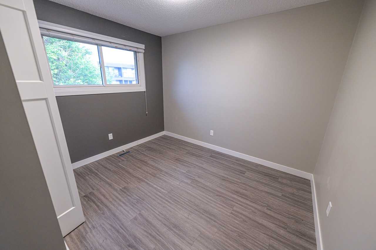 10806A 93 St - Photo 7 of 20