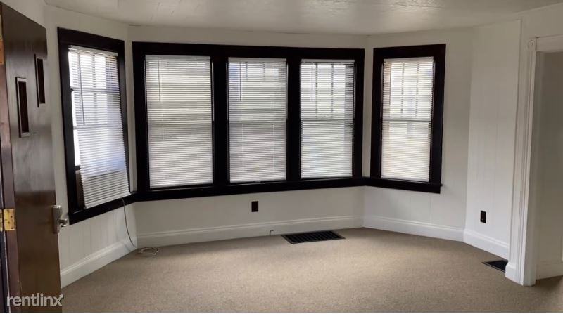 615 12th St - Photo 3 of 8