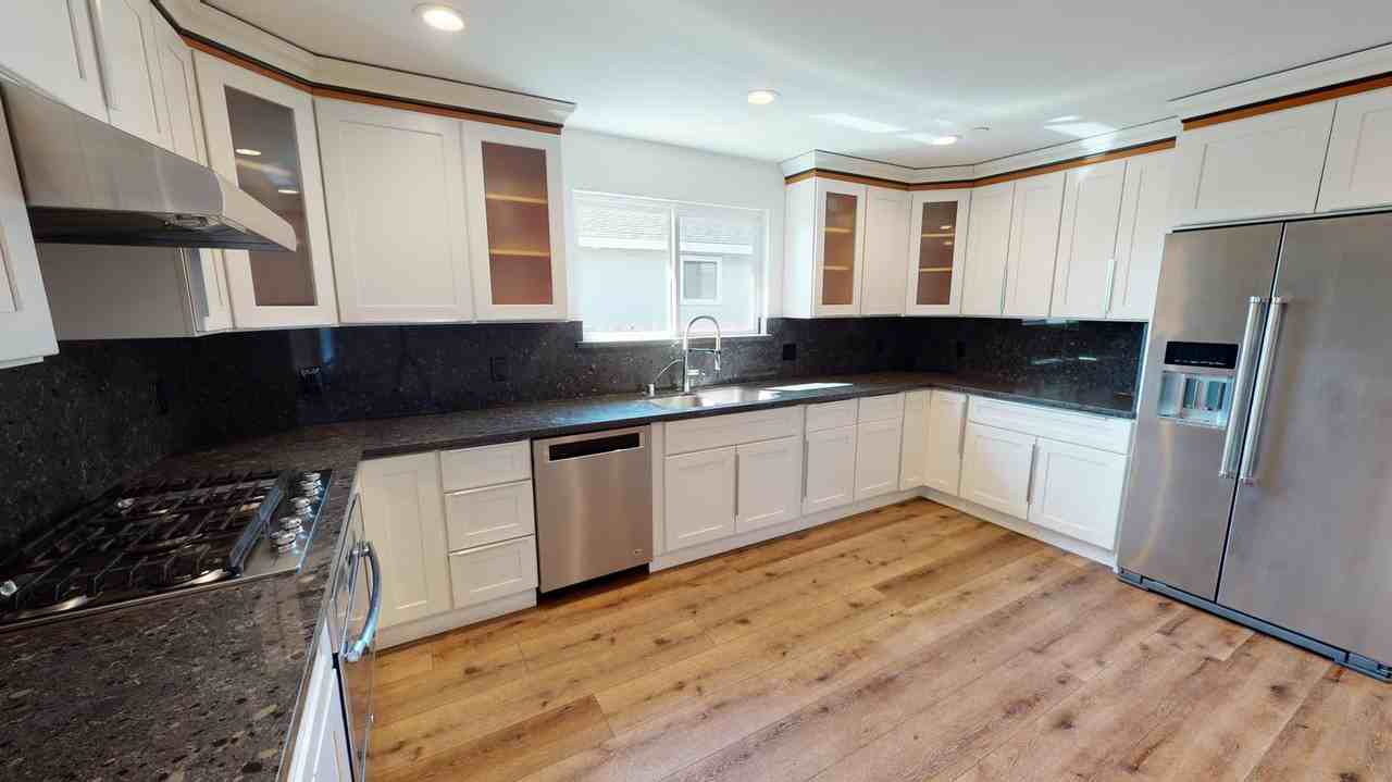Prime Silicon Valley living – modern comfort in East Palo Alto - Photo 6 of 23