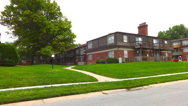 8747 Broadmoor St - Photo 6 of 9