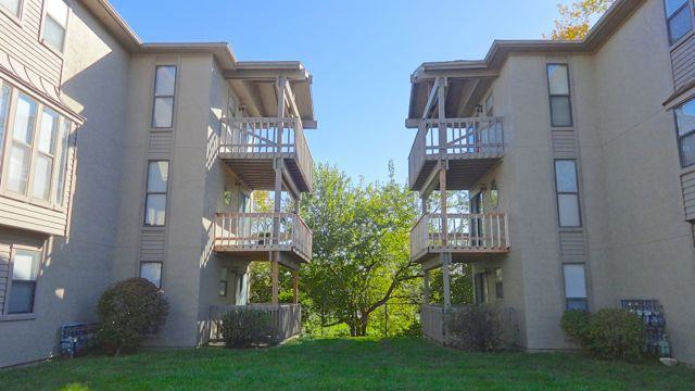 820 E 93rd Ter - Photo 4 of 15