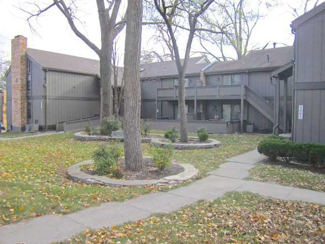 1619 Orleans Cir - Photo 3 of 6