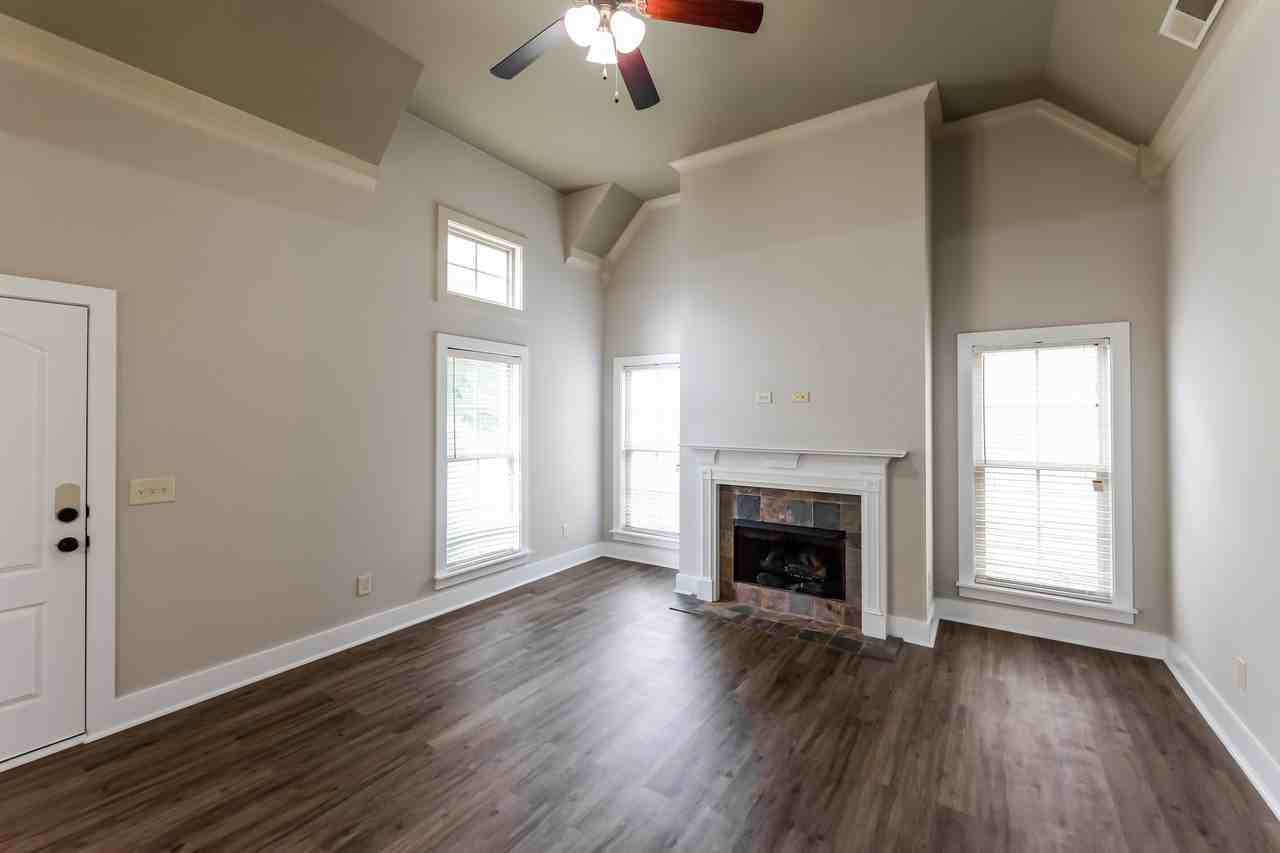 121 Kingston Ct - Photo 3 of 15