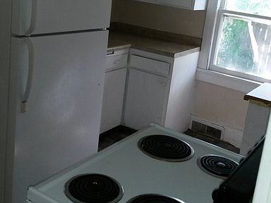 1025 E 10th St - Photo 3 of 6