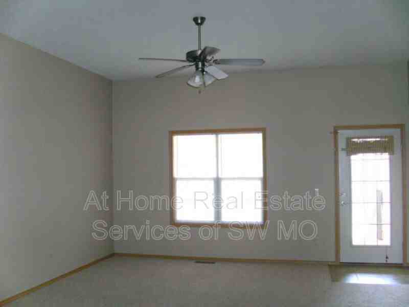 1091 N Northwood Ave - Photo 3 of 11