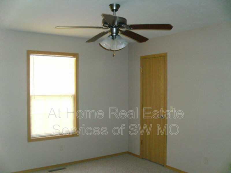 1091 N Northwood Ave - Photo 4 of 11